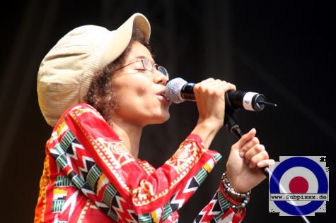 Nneka (NGR) 13. Chiemsee Reggae Festival - Übersee - Main Stage 18. August 2007 (10).JPG